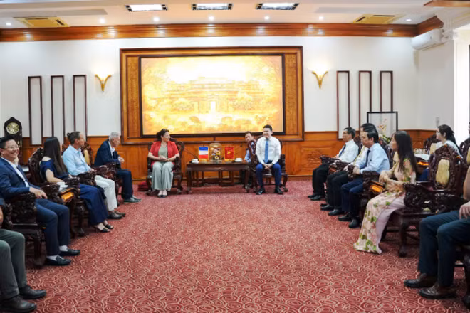 Phó Chủ tịch Thường trực Ủy ban nhân dân thành phố Huế Hoàng Hải Minh đã tiếp Đoàn đại biểu thành phố Cergy (Cộng hòa Pháp) do bà Malika Yebdri làm Trưởng đoàn.