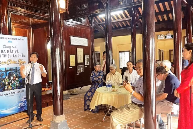 Bảo tàng Lịch sử thành phố Huế vừa phối hợp Câu lạc bộ Ca Huế Thính Phòng tổ chức buổi giới thiệu tập sách “Lời ca châu ngọc” do nhà thơ Võ Quê sưu tầm, biên soạn.
