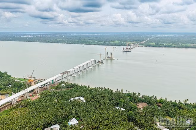 Dự án cầu Đại Ngãi 1 bắc qua sông Hậu nối tỉnh Vĩnh Long và thành phố Cần Thơ đạt hơn 63% khối lượng công trình.