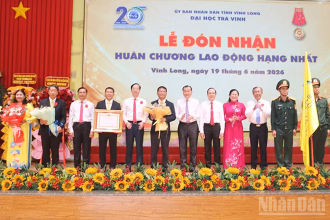 Thừa ủy quyền Chủ tịch nước, lãnh đạo Tỉnh ủy Vĩnh Long trao tặng Huân chương Lao động hạng Nhất cho Đại học Trà Vinh.