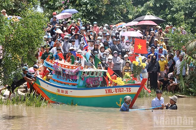 Nghi thức tống tàu ra biển tại Lễ hội Cúng biển Mỹ Long, xã Mỹ Long, tỉnh Vĩnh Long.