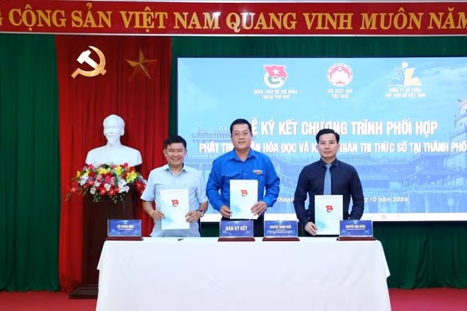 Đại diện Thành đoàn Huế, Hội Xuất bản Việt Nam và Công ty cổ phần Thư viện số Việt Nam ký kết Chương trình phối hợp phát triển văn hóa đọc và không gian tri thức số tại thành phố Huế. (Ảnh: H.TRANG)