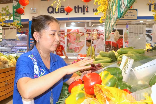 Để bảo vệ người tiêu dùng, một “quy định cứng” đã được thiết lập, đó là thực phẩm bán ra phải còn hạn sử dụng tối thiểu hơn 50%.