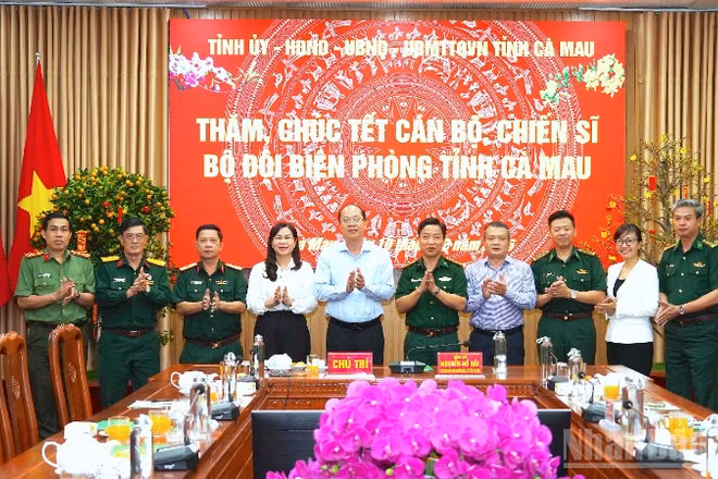 Ủy viên Trung ương Đảng, Bí thư Tỉnh ủy Cà Mau Nguyễn Hồ Hải (thứ 5 từ trái qua) cùng Đoàn công tác của Tỉnh ủy Cà Mau chụp hình lưu niệm khi đến thăm Ban Chỉ huy Bộ đội Biên phòng Cà Mau. 