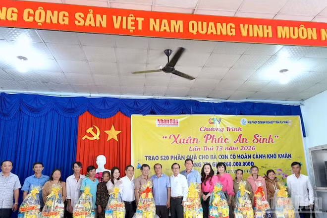 Đại diện Hiệp hội Doanh nghiệp tỉnh Cà Mau, Cơ quan đại diện Báo Nhân Dân tại khu vực miền nam và đơn vị đồng hành trao quà Tết tại xã Lương Thế Trân.