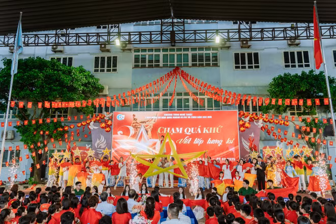 Tiết mục nghệ thuật do học sinh Trường Đoàn Thị Điểm trình diễn.