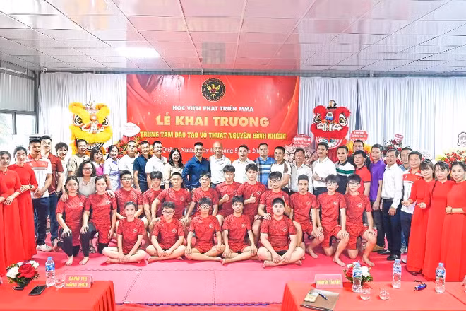 Các võ sư, võ sinh Trung tâm Đào tạo võ thuật Nguyễn Bỉnh Khiêm (Quảng Ninh) cùng các đại biểu chụp hình lưu niệm.