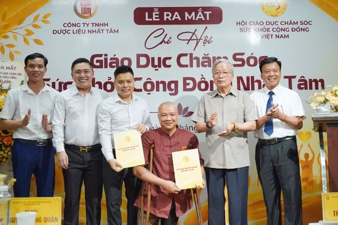 Ban Chấp hành Chi hội Giáo dục chăm sóc sức khỏe cộng đồng Nhất Tâm ra mắt.