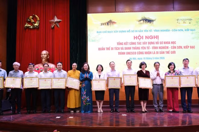 Trao Bằng khen của Thủ tướng Chính phủ, Bằng khen của Chủ tịch Ủy ban nhân dân tỉnh Quảng Ninh cho các tập thể, cá nhân có những đóng góp trong công tác xây dựng Hồ sơ khoa học Quần thể di tích và danh thắng Yên Tử-Vĩnh Nghiêm-Côn Sơn, Kiếp Bạc là Di sản văn hóa thế giới.