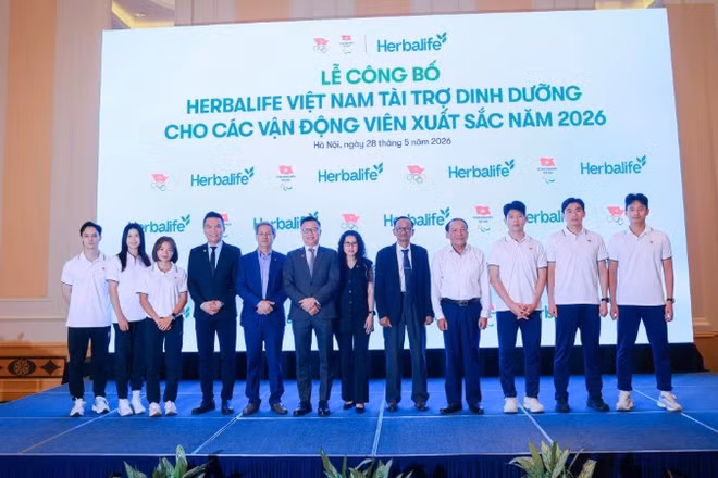 Các đại biểu cùng các vận động viên xuất sắc Việt Nam năm 2026 chụp ảnh tại buổi lễ.