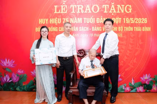 Lãnh đạo Ban Thường vụ Đảng ủy xã Đông Anh (Hà Nội) đến thăm, trao Huy hiệu 75 năm tuổi Đảng của đảng viên lão thành Đỗ Văn Sách.