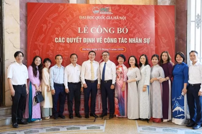 Tiến sĩ Đỗ Tuấn Minh và Tiến sĩ Nguyễn Xuân Long chụp hình lưu niệm cùng đại diện lãnh đạo, giảng viên Trường đại học Ngoại ngữ.
