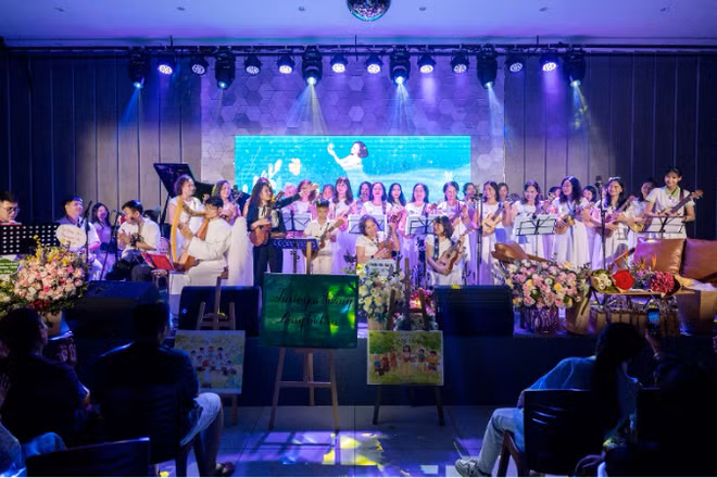 Hà Ny, Trúc Vy, Cộng đồng “hát cùng Ukulele” và Hợp xướng “Thanh La” ca vang những bài hát ngũ cung và thiền ca.