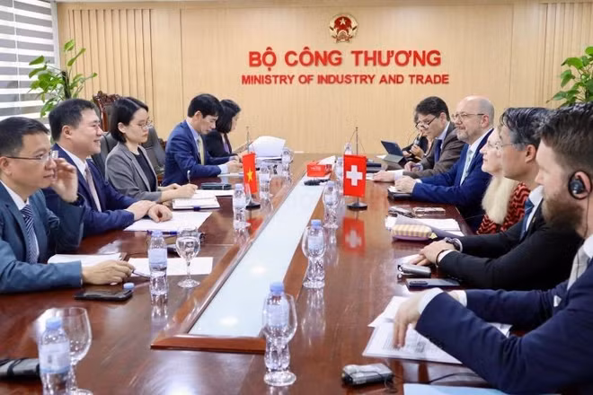 Thứ trưởng Bộ Công thương Nguyễn Sinh Nhật Tân làm việc với bà Helene Budliger Artieda, Quốc vụ khanh phụ trách kinh tế của Thụy Sĩ.