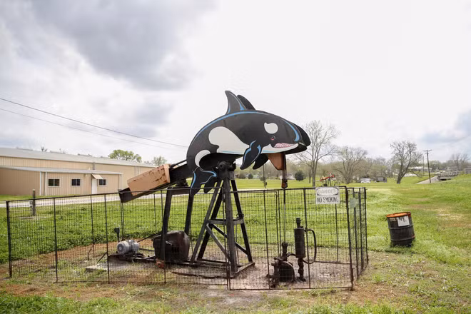 Tháp khoan dầu tại Luling, Texas, Mỹ. (Ảnh: THX/TTXVN)