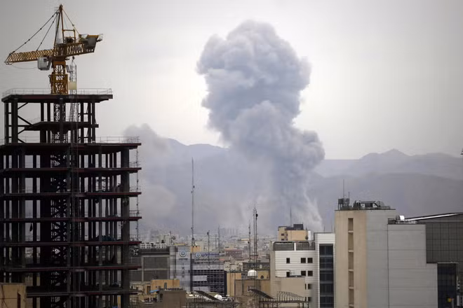 Khói bốc lên sau vụ không kích tại Tehran, Iran. (Ảnh: AA/TTXVN)
