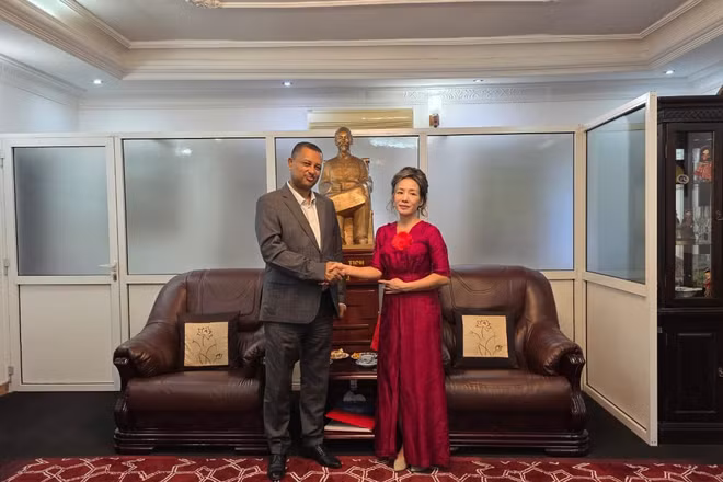 Đại sứ Đặc mệnh toàn quyền Việt Nam Vũ Thanh Huyền và Đại sứ Đặc mệnh toàn quyền Cộng hòa Dân chủ Liên bang Ethiopia Fekadu Beyene Ayana.