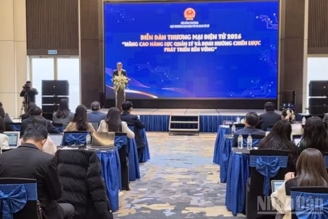 Diễn đàn “Toàn cảnh thương mại điện tử: Nâng cao năng lực quản lý và định hướng phát triển bền vững”.