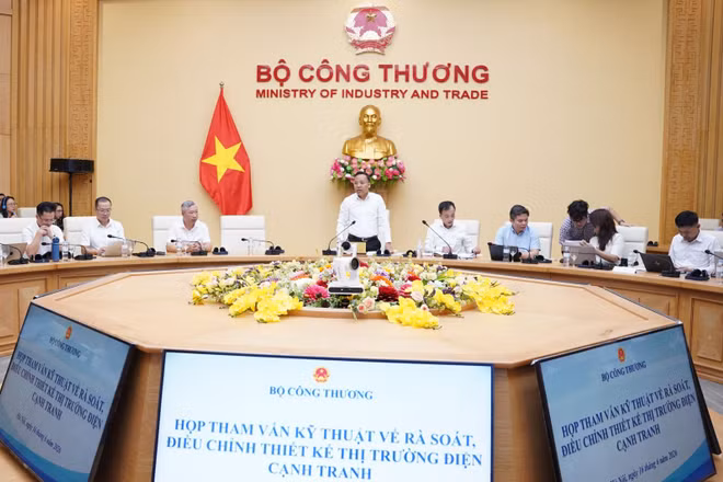 Thứ trưởng Công thương Nguyễn Hoàng Long chủ trì cuộc họp.