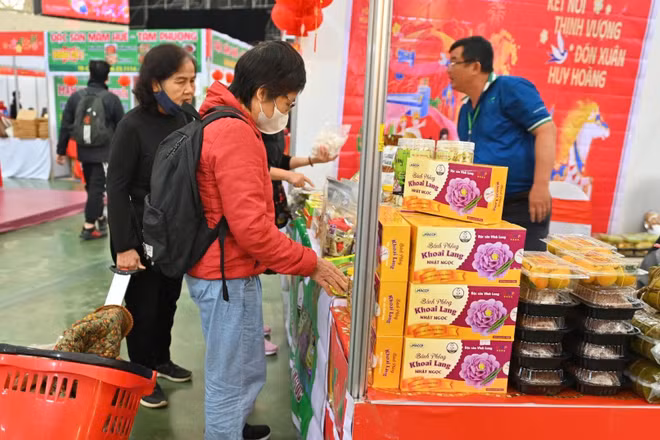 Ngày đầu tiên của Tết Nguyên đán Bính Ngọ 2026 ghi nhận sức mua giảm mạnh so với cao điểm cận Tết.