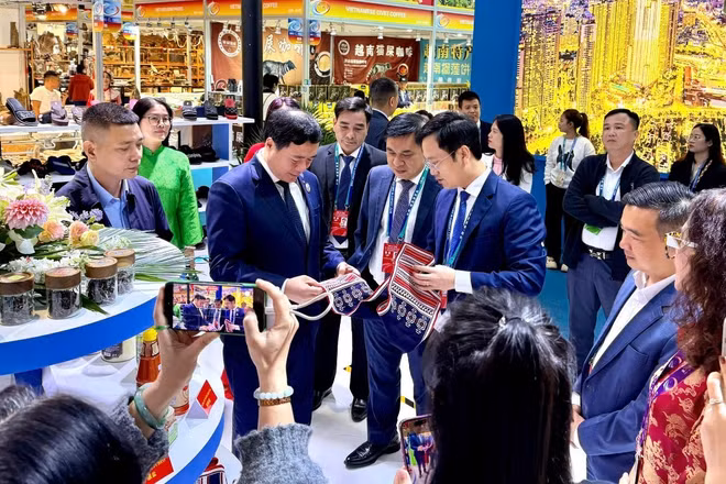 Tham dự Hội chợ, đoàn đại biểu của Bộ Công thương do Thứ trưởng Nguyễn Sinh Nhật Tân làm Trưởng đoàn đã tham dự Lễ Khai mạc Hội chợ và các sự kiện liên quan.