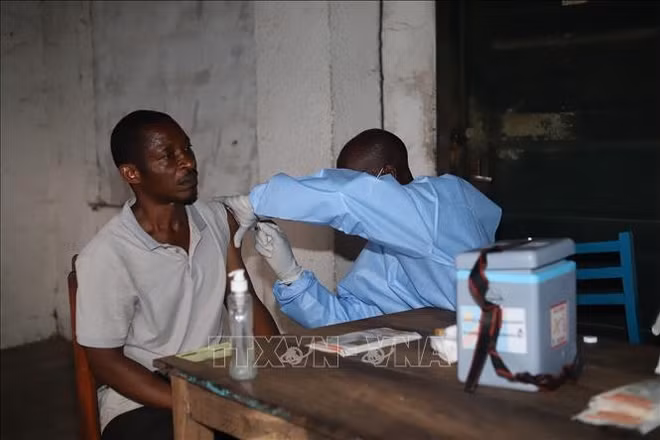 Nhân viên y tế tiêm vaccine phòng Ebola cho người dân tại Bulape, CHDC Congo. (Ảnh: THX/TTXVN)
