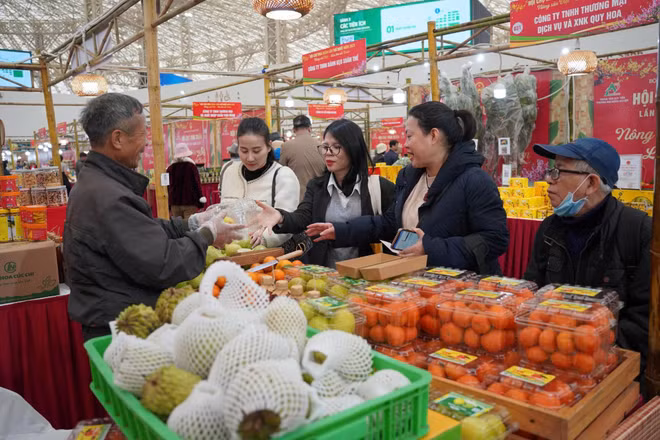 Hàng hoá Mùng 6 Tết dồi dào, giá cả ổn định.