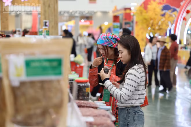 Mùng 4 Tết Bính Ngọ 2026: Kênh bán lẻ mở cửa đồng loạt, cung dồi dào, giá ổn định.