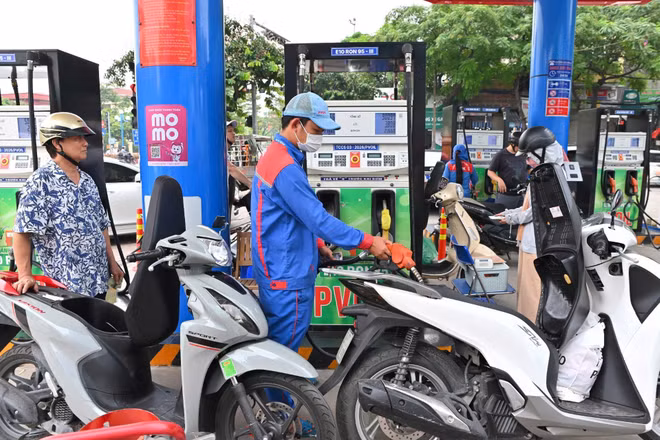 Cục Quản lý và Phát triển thị trường trong nước (Bộ Công thương) đã ban hành Văn bản số 1781 gửi các thương nhân đầu mối kinh doanh xăng dầu và thương nhân yêu cầu chủ động nguồn hàng, duy trì hoạt động cung ứng liên tục cho thị trường.