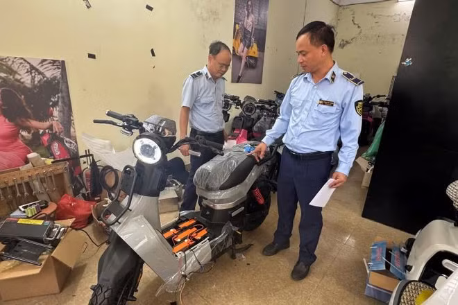 Lực lượng chức năng kiểm tra đột xuất cơ sở kinh doanh xe điện. 