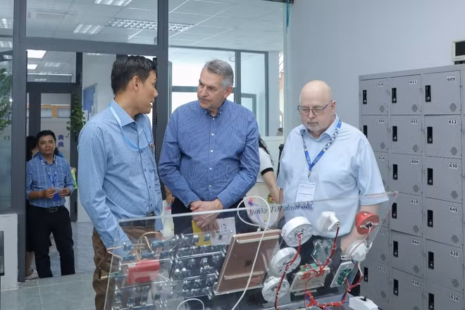 Đoàn chuyên gia tham quan cơ sở vật chất tại Trường đại học Công nghiệp Thành phố Hồ Chí Minh.