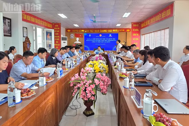 Đoàn công tác của Hội đồng Dân tộc của Quốc hội và Đảng ủy Tập đoàn Điện lực Việt Nam, cùng đại diện Tổng công ty Điện lực miền bắc (EVNNPC) làm việc với Công ty Điện lực Lai Châu. (Ảnh: AN NGUYÊN)