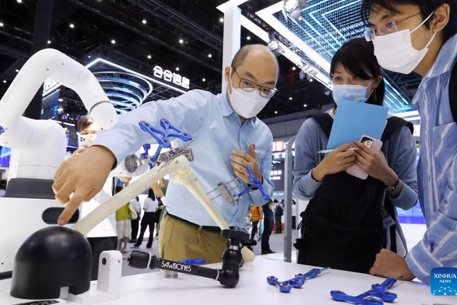 Chuyên gia cảnh báo AI có thể làm thay đổi kinh tế toàn cầu (Ảnh: Xinhua)