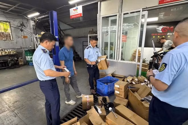 Qua kiểm tra, Đội Quản lý thị trường số 1 phát hiện 835 sản phẩm phụ tùng, phụ kiện ô tô không có hóa đơn, chứng từ chứng minh nguồn gốc hợp pháp, có dấu hiệu giả mạo nhãn hiệu PEUGEOT.