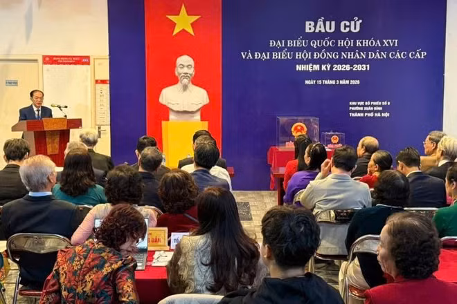 Cử tri phường Xuân Đỉnh phấn khởi đi bầu cử.
