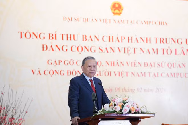 Tổng Bí thư Tô Lâm gặp gỡ cán bộ, nhân viên Đại sứ quán và cộng đồng người Việt Nam tại Campuchia.