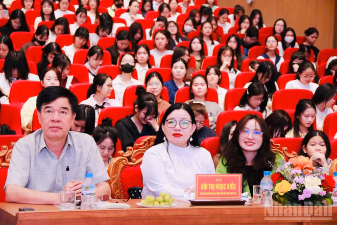 Hơn 500 đại biểu, sinh viên và đoàn viên thanh niên tham dự Hội thảo “Truyền thông kiến thức chăm sóc sức khỏe chủ động cho thanh niên tại tỉnh Ninh Bình năm 2026”. (Ảnh: Ban tổ chức)