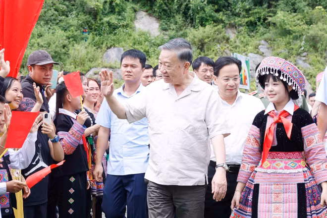 Tổng Bí thư, Chủ tịch nước Tô Lâm cùng Đoàn công tác của Trung ương đã đến dự Ngày hội toàn dân bảo vệ an ninh Tổ quốc tại bản Lóng Luông, xã Vân Hồ, tỉnh Sơn La. (Ảnh: THỐNG NHẤT/TTXVN)