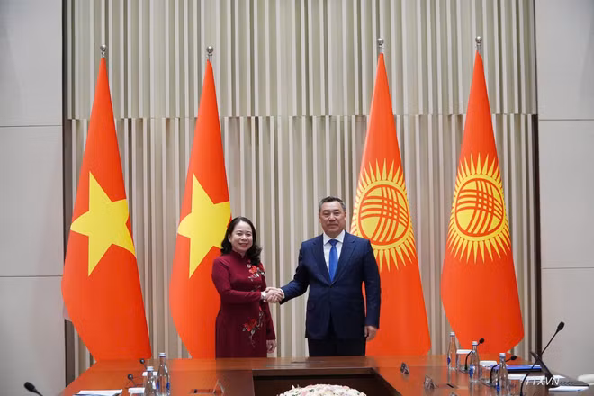 Phó Chủ tịch nước Võ Thị Ánh Xuân gặp Tổng thống Kyrgyzstan Sadyr Japarov. (Ảnh: TTXVN)