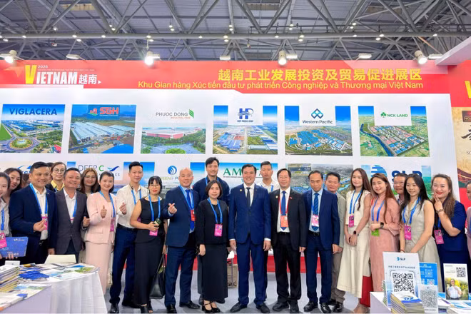 Thứ trưởng Bộ Công thương Nguyễn Sinh Nhật tham quan Khu gian hàng Việt Nam tại Hội chợ WCIFIT 2026.