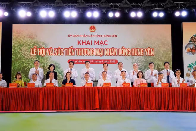 Lễ ký kết hợp đồng tiêu thụ sản phẩm nhãn giữa các hợp tác xã, nhà vườn lớn và các doanh nghiệp tiêu thụ trong nước và xuất khẩu, nhằm thúc đẩy đầu ra bền vững cho sản phẩm nhãn lồng Hưng Yên. (Ảnh: BCT cung cấp)