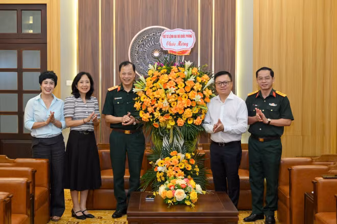 Đoàn công tác Bộ Tư lệnh 86 do Trung tướng Nguyễn Minh Thắng, Chính ủy Bộ Tư lệnh 86 làm Trưởng đoàn đã tới thăm, chúc mừng Báo Nhân Dân. (Ảnh: THẾ ĐẠI)