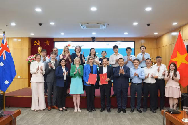 Lễ ký diễn ra dưới sự chứng kiến của Thứ trưởng Bộ Công thương Nguyễn Hoàng Long và Đại sứ Australia tại Việt Nam Gillian Bird.