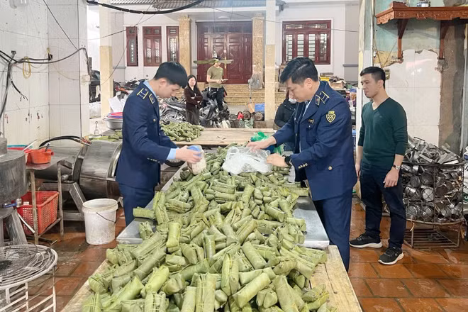 Khởi tố chủ cơ sở sản xuất giò chả sử dụng hàn the, thu giữ hơn 1,2 tấn thực phẩm vi phạm.