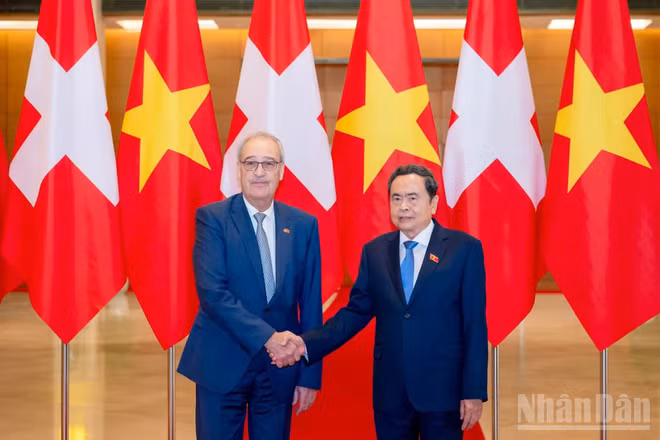 Chủ tịch Quốc hội Trần Thanh Mẫn và Tổng thống Liên bang Thụy Sĩ Guy Parmelin. (Ảnh: DUY LINH)