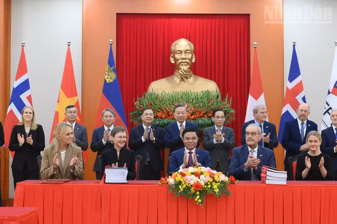 Tổng Bí thư, Chủ tịch nước Tô Lâm và các đại biểu chứng kiến Lễ ký kết Hiệp định Thương mại tự do Việt Nam-EFTA (VEFTA). (Ảnh: ĐĂNG KHOA)