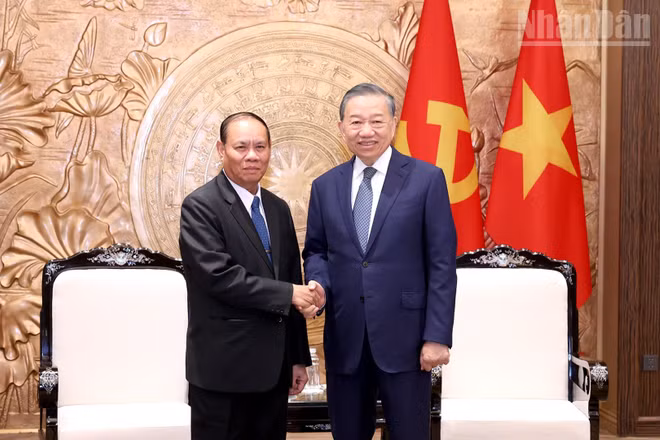 Tổng Bí thư, Chủ tịch nước Tô Lâm tiếp đồng chí Vilay Lakhamphong, Ủy viên Bộ Chính trị, Thường trực Ban Bí thư Trung ương Đảng Nhân dân Cách mạng Lào. (Ảnh: ĐĂNG KHOA)