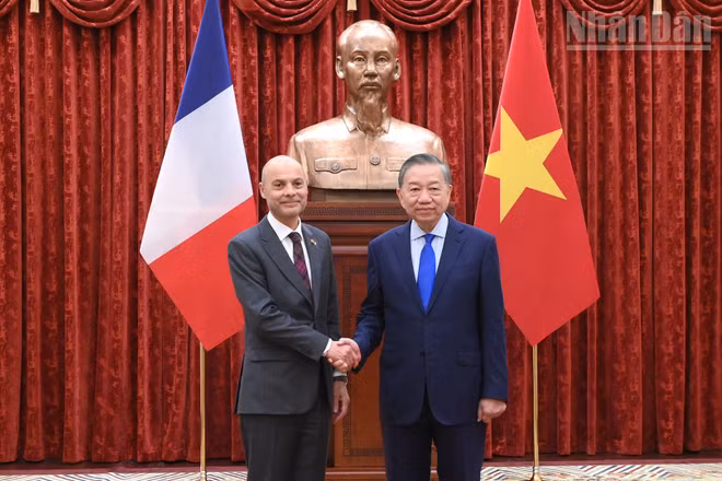 Tổng Bí thư, Chủ tịch nước Tô Lâm tiếp Đại sứ Cộng hòa Pháp tại Việt Nam Didier Le Bret trình Quốc thư, chính thức bắt đầu nhiệm kỳ công tác tại Việt Nam. (Ảnh: ĐĂNG KHOA)