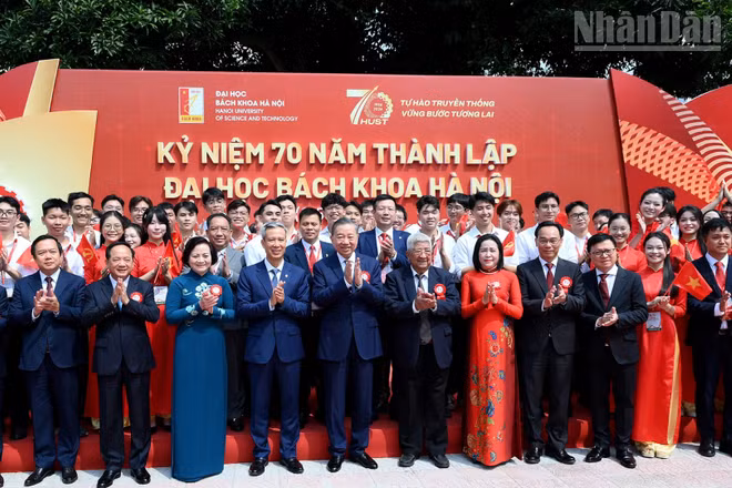 Tổng Bí thư, Chủ tịch nước Tô Lâm và các đại biểu dự Lễ kỷ niệm 70 năm thành lập Đại học Bách khoa Hà Nội và đón nhận Huân chương Lao động hạng Nhất. (Ảnh: ĐĂNG KHOA)