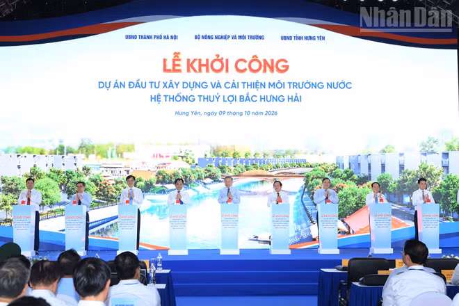 Tổng Bí thư, Chủ tịch nước Tô Lâm và các đại biểu thực hiện nghi thức khởi công Dự án đầu tư xây dựng và cải thiện môi trường nước hệ thống thủy lợi Bắc Hưng Hải. (Ảnh: ĐĂNG KHOA) 